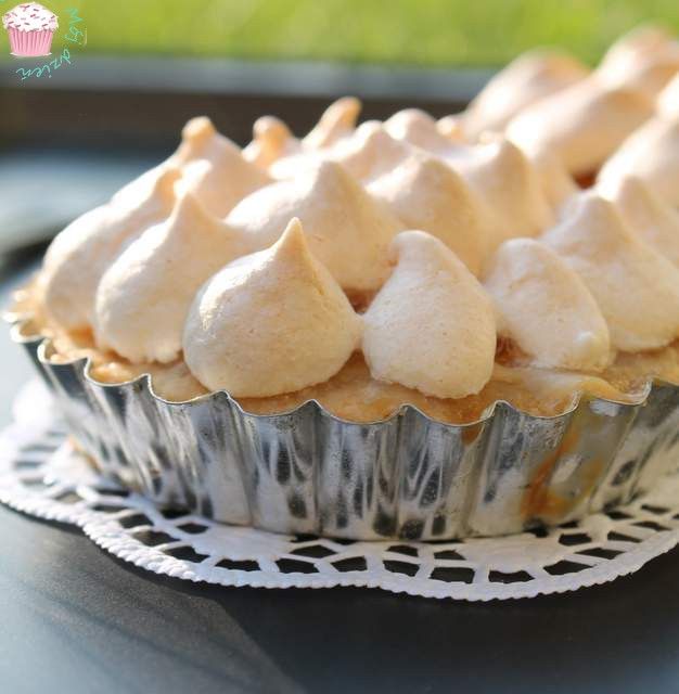 Tarteletki z brzoskwiniami pod bezą 