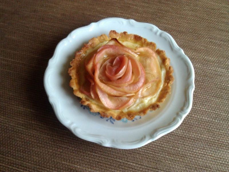 Tarteletki z budyniem i jabłkową różą 