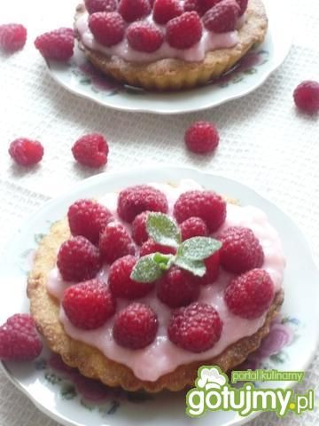 Tarteletki z  budyniem i malinami