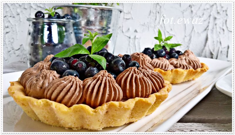 Tarteletki z musem czekoladowym i jagodami Tarteletki z musem czekoladowym i jagodami