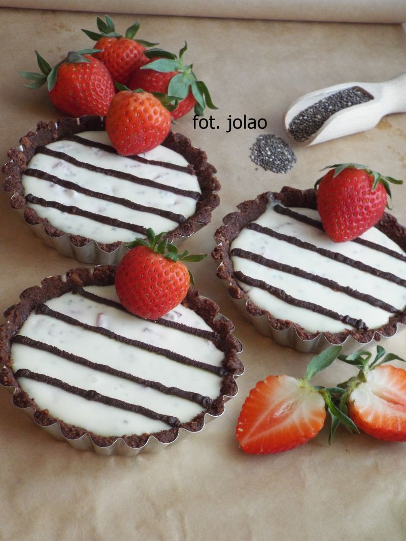 Tarteletki z panna cottą z chia i truskawkami Tarteletki z panna cottą z chia i truskawkami