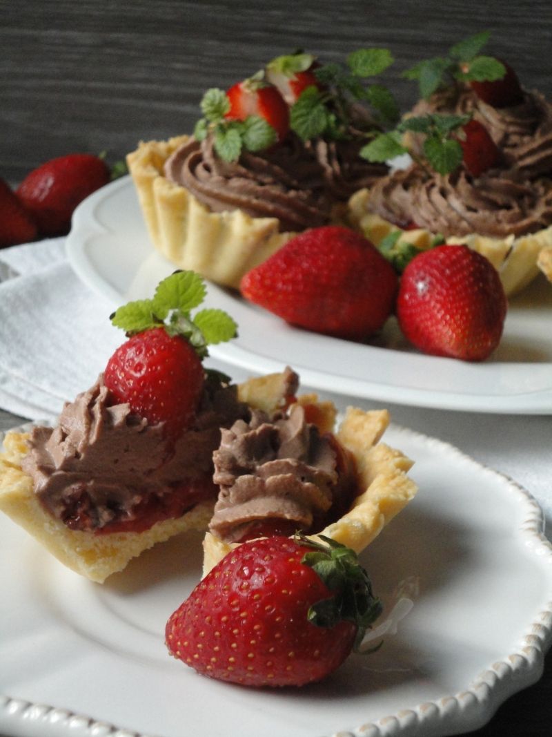 Tarteletki z truskawkami i kremem Tarteletki z truskawkami i kremem