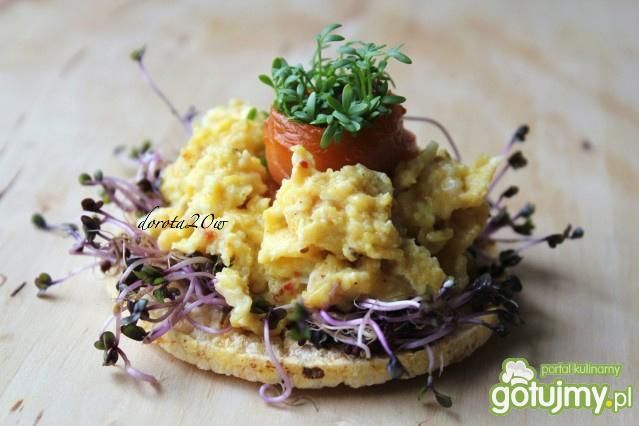 Tartinki z jajecznicą z chilli, wędzonym Tartinki z jajecznicą z chilli, wędzonym