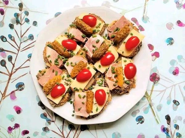 Tartinki z pasztetem, wędliną, serem i ogórkiem