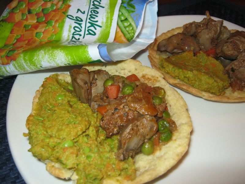 Tarty z wątróbką i puree groszkowo-marchewkowym