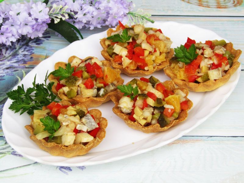 Tatar śledziowy z pomarańczą podany w tartaletkach Tatar śledziowy z pomarańczą podany w tartaletkach