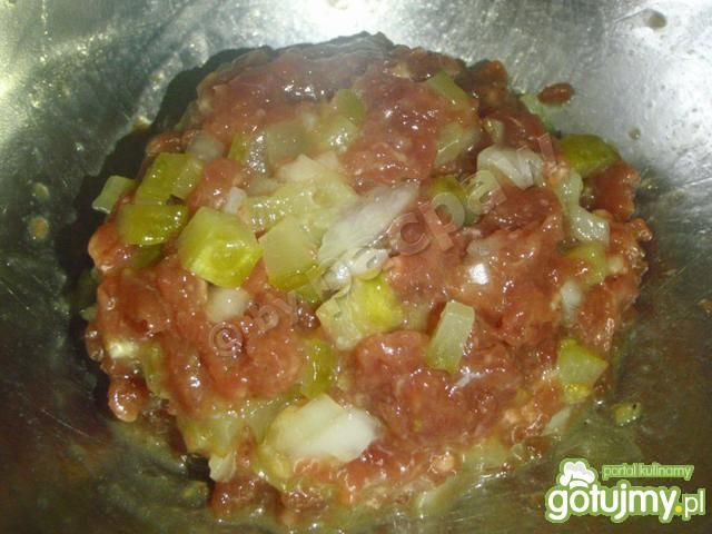 Tatar wołowy z cebulką i ogórkiem  Tatar wołowy z cebulką i ogórkiem