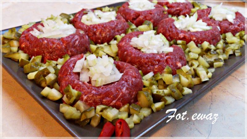 Tatar wołowy z ogórkiem i cebulą Tatar wołowy z ogórkiem i cebulą