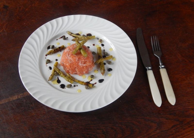 Tatar z łososia z marynowanymi szparagami