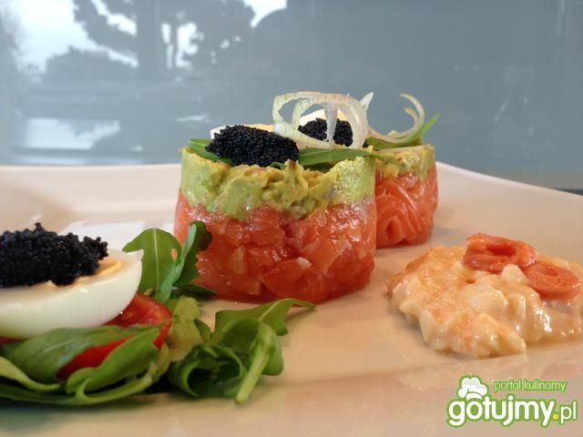 Tatar z łososia z salsą z awokado