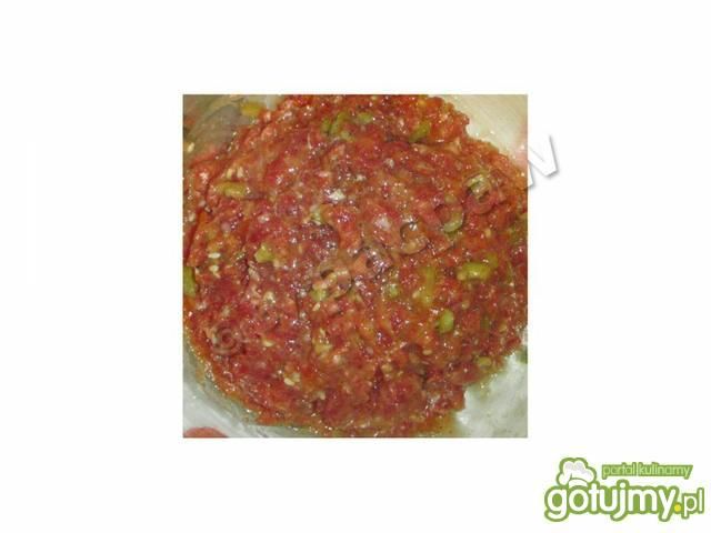 Tatar z oliwkami i sezamem 