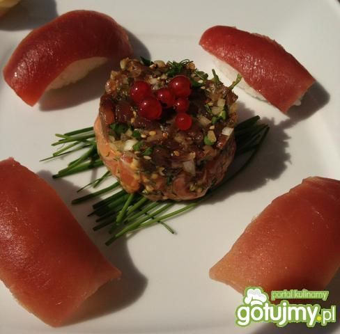 Tatar z tuńczyka ozdobiony nigiri