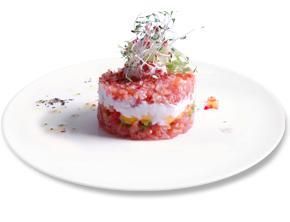 Tatar z wędzonego łososia z herbacianym 
