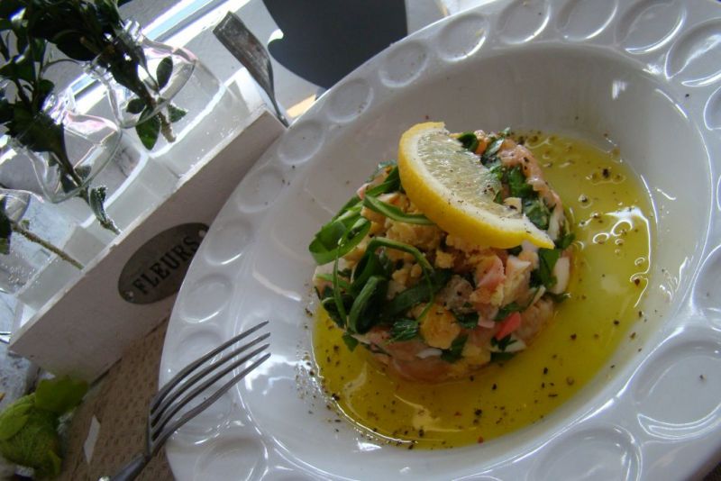 Tatar z  z czosnkiem niedźwiedzim i jajkiem