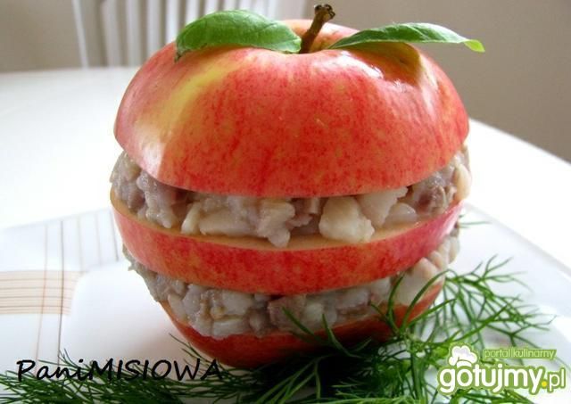 Tatar ze śledzia podawany w jabłku Tatar ze śledzia podawany w jabłku