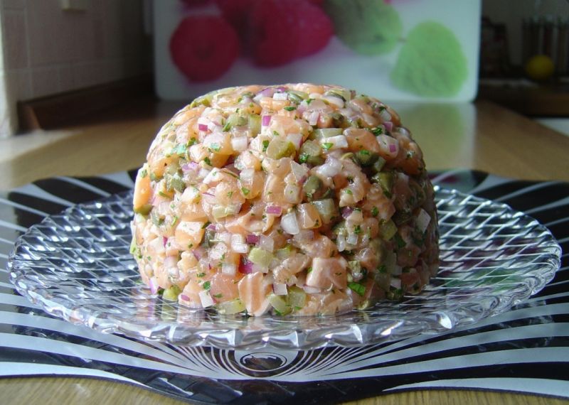 Tatar ze świeżego łososia z kaparami