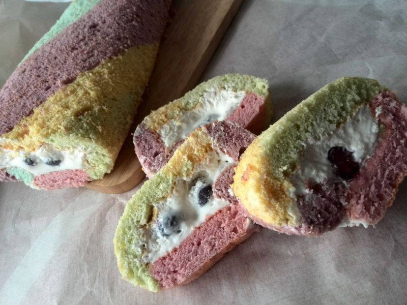 Tęczowa rolada z mascarpone  Tęczowa rolada z mascarpone