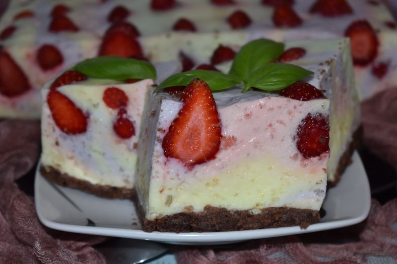 Tęczowe ciasto truskawkowe bez pieczenia Tęczowe ciasto truskawkowe bez pieczenia