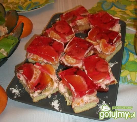 Teczowe ciasto z egzotycznych owoców