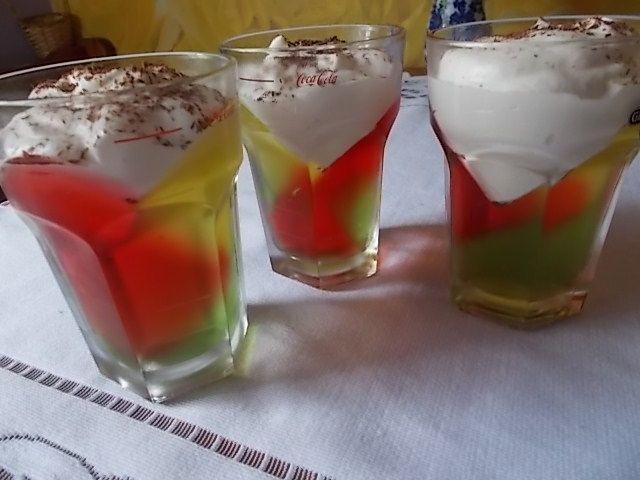 Tęczowe galaretki i bita śmietaną Tęczowe galaretki i bita śmietaną