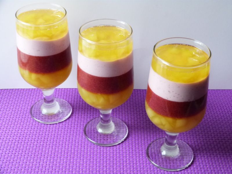 Tęczowy deser z jabłkami