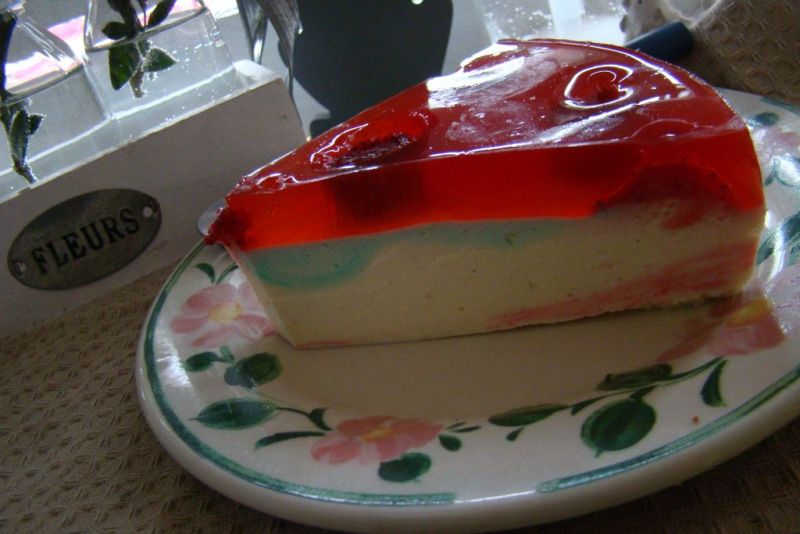 Tęczowy sernik na zimno z truskawkami