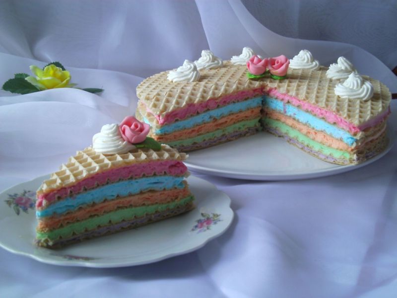 Tęczowy śmietanowiec na waflach