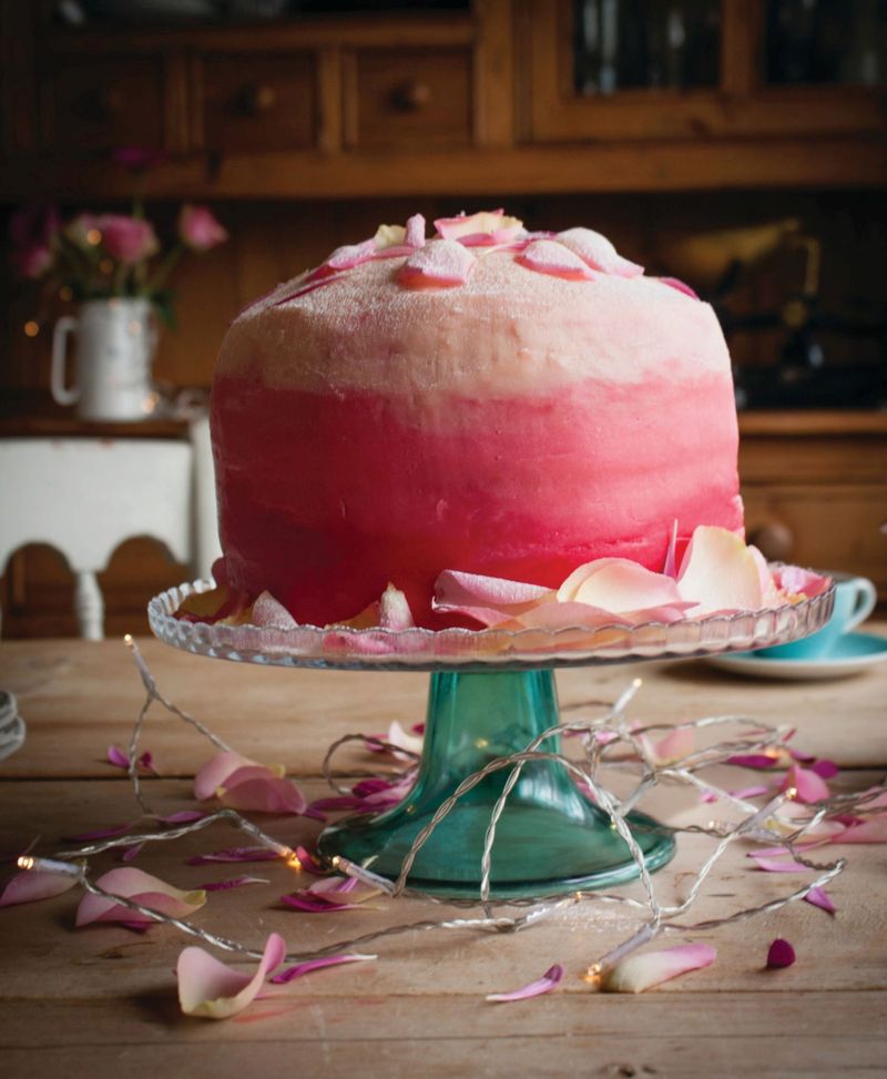 Tęczowy tort ze śliwką kalifornijską Tęczowy tort ze śliwką kalifornijską