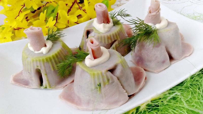 Terrinki szpinakowo-chrzanowe z jajkiem w szynce Terrinki szpinakowo-chrzanowe z jajkiem w szynce