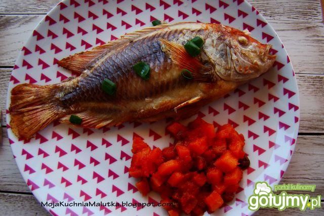 Tilapia z młodą marchewką  Tilapia z młodą marchewką