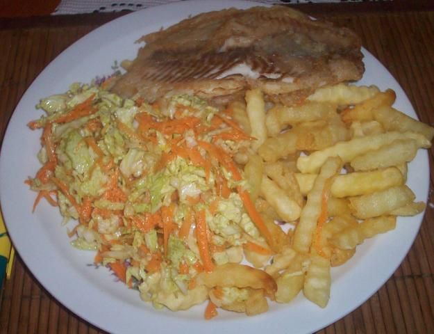 Tilapia z sałatką z pekińskiej kapusty. Tilapia z sałatką z pekińskiej kapusty.