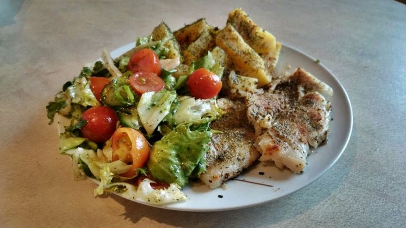 Tilapia z ziemniakami i wiosenną sałatką