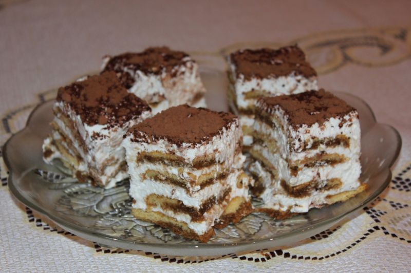 Tiramisu z bitą śmietaną Tiramisu z bitą śmietaną