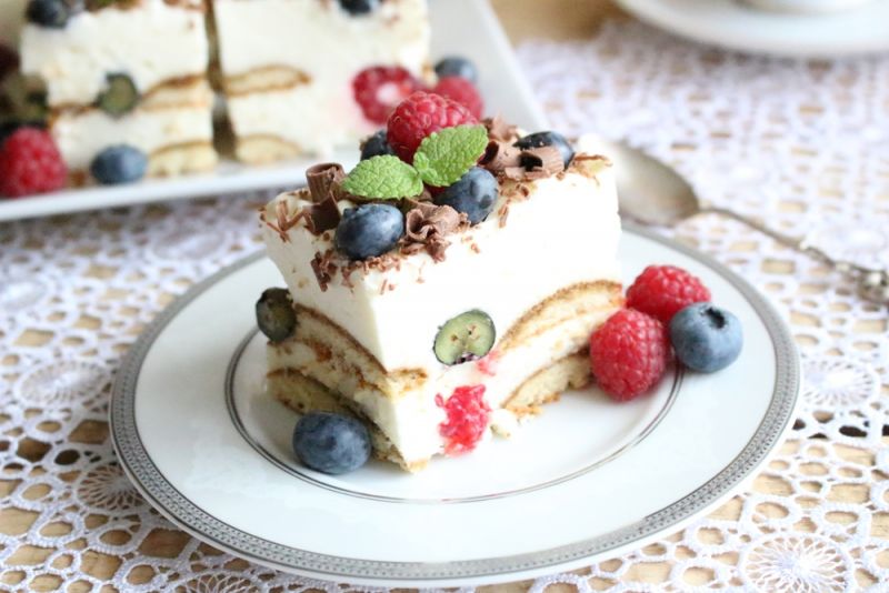Tiramisu z borówkami i malinami