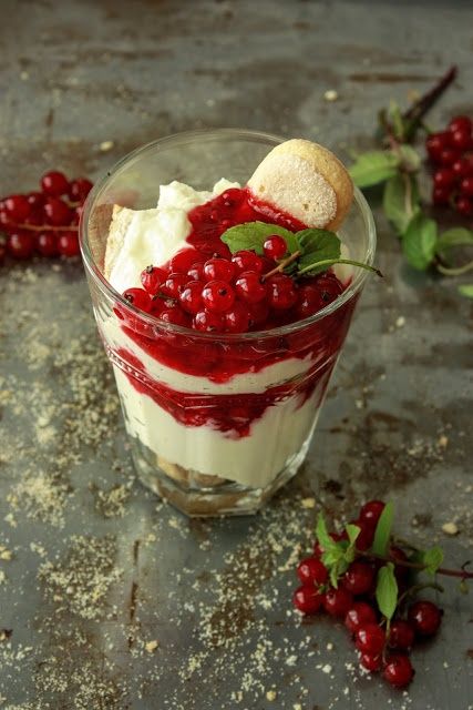 Tiramisu z czerwoną porzeczką Tiramisu z czerwoną porzeczką