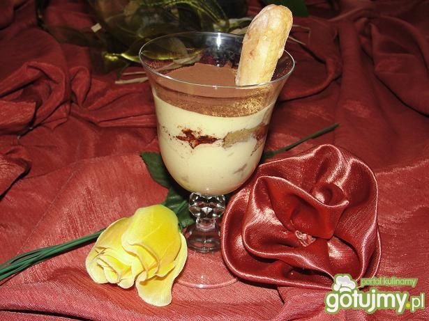 Tiramisu z śmietaną w pucharkach  Tiramisu z śmietaną w pucharkach