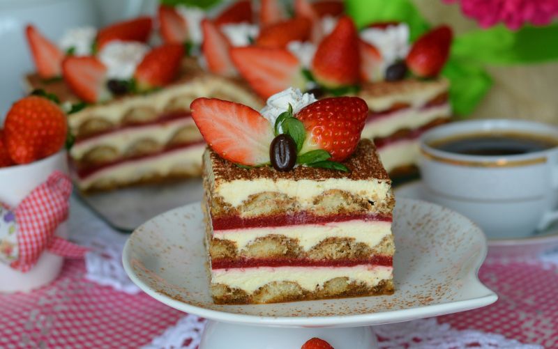 Tiramisu z truskawkowym musem