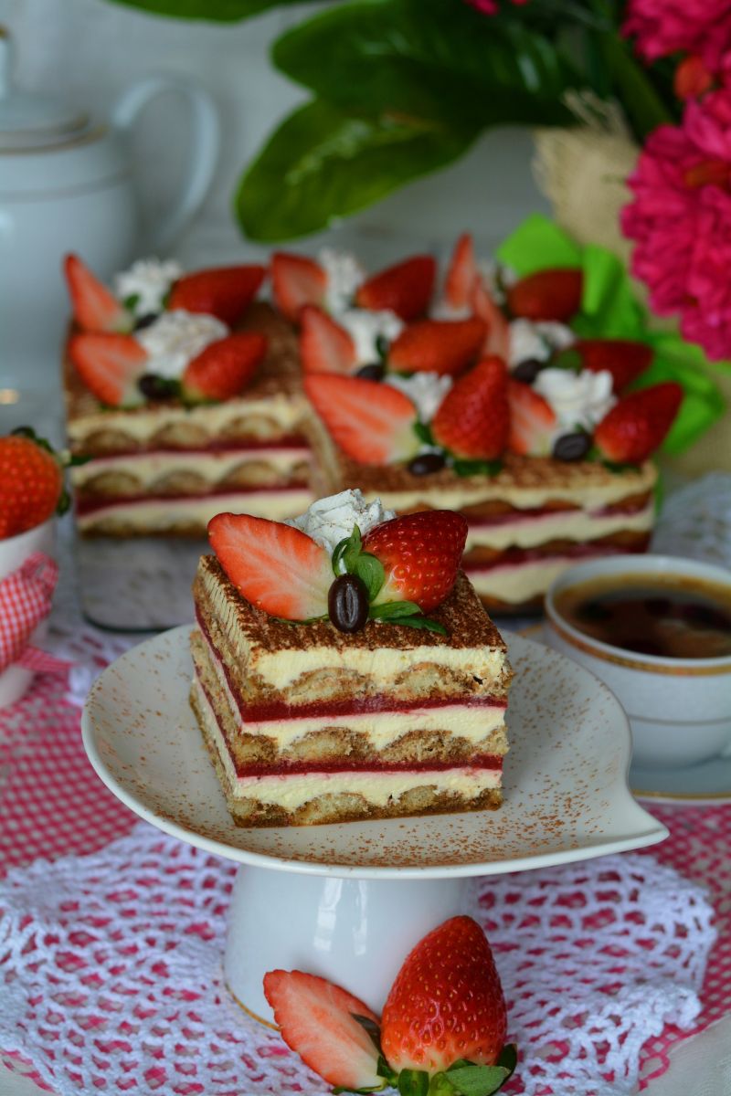 Tiramisu z truskawkowym musem