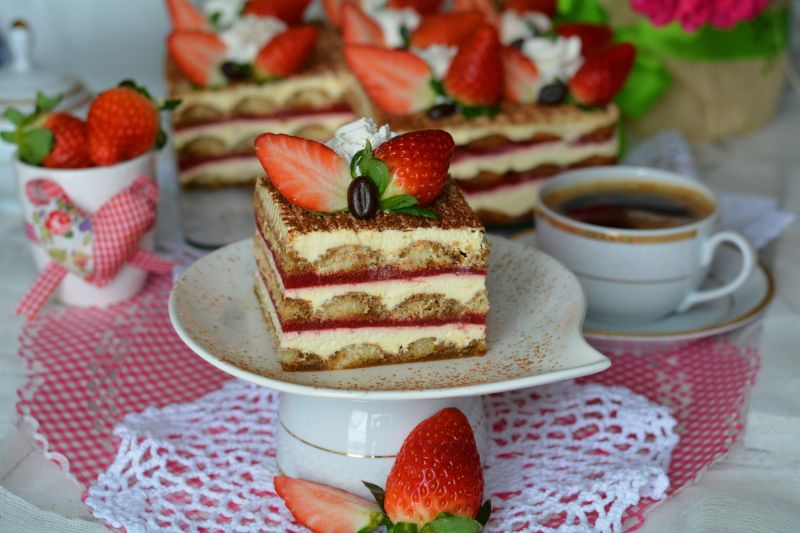 Tiramisu z truskawkowym musem