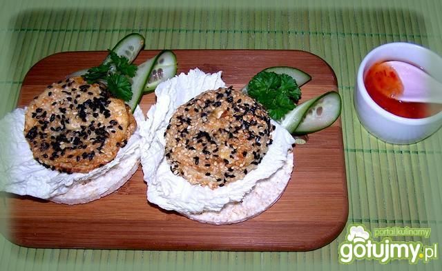 Tofu smażone z sezamem na cieńkim waflu  Tofu smażone z sezamem na cieńkim waflu