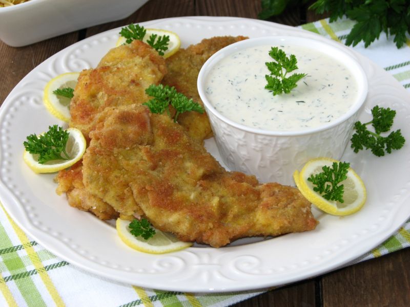 Tołpyga z sosem chrzanowo-koperkowym Tołpyga z sosem chrzanowo-koperkowym