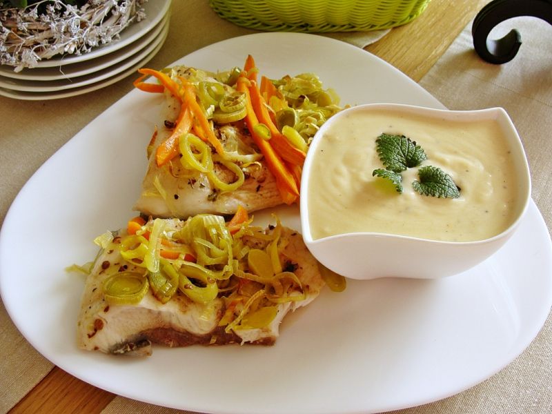 Tołpyga z warzywami i sosem jajeczno-cytrynowym