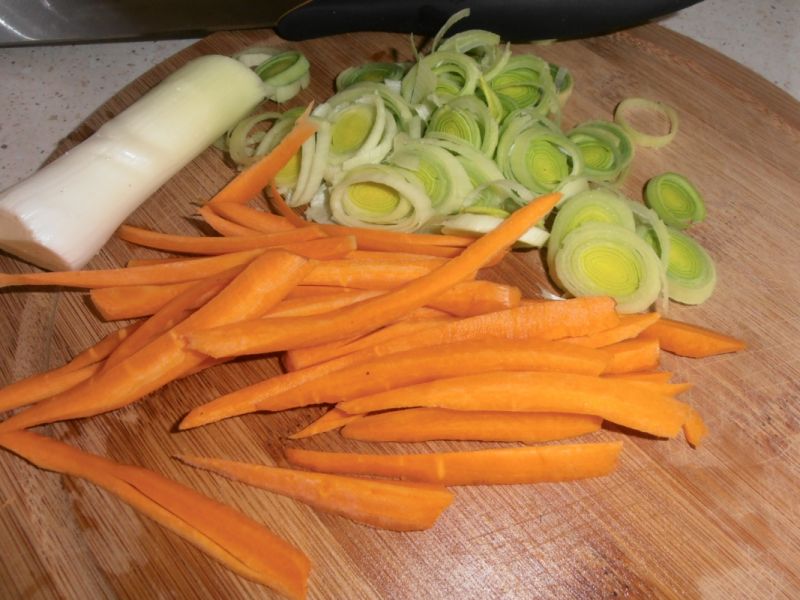 Tołpyga z warzywami i sosem jajeczno-cytrynowym
