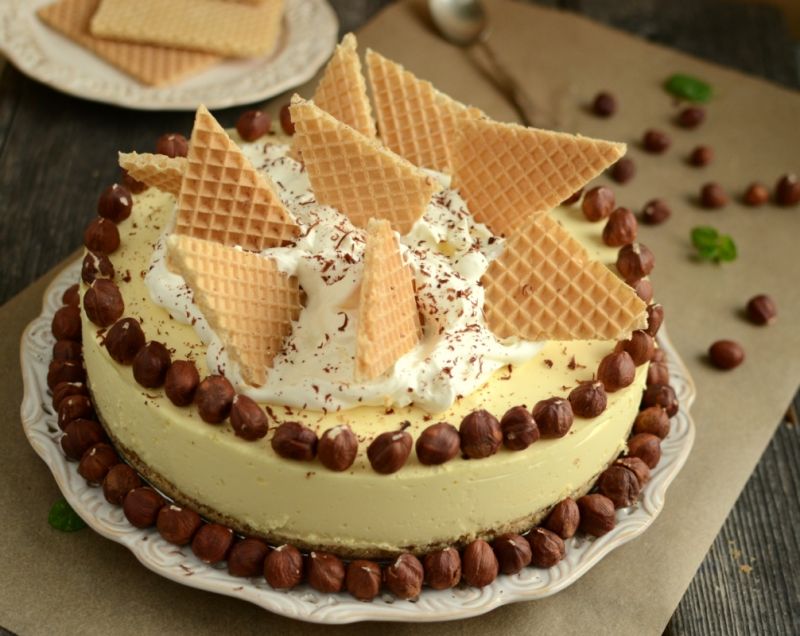 Torcik ajerkoniakowy z orzechami laskowymi Torcik ajerkoniakowy z orzechami laskowymi