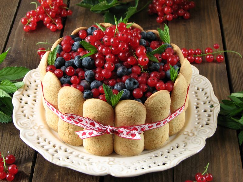 Torcik bez pieczenia z letnimi owocami