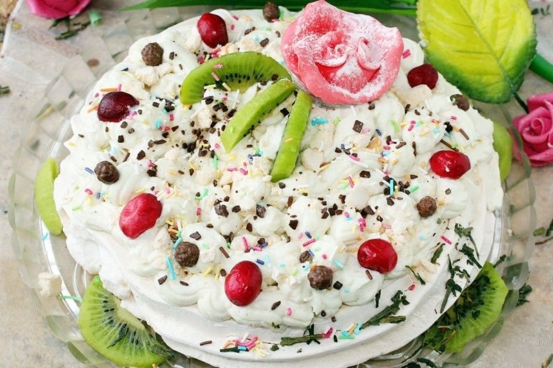 Torcik bezowy z bitą śm. o smaku zielonej herbaty Torcik bezowy z bitą śm. o smaku zielonej herbaty