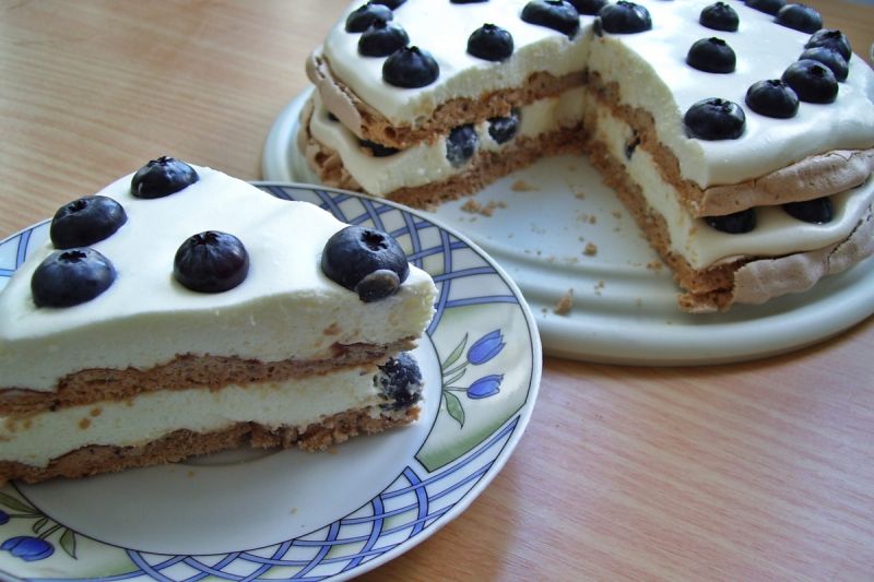 Torcik bezowy z borówką amerykańską Torcik bezowy z borówką amerykańską
