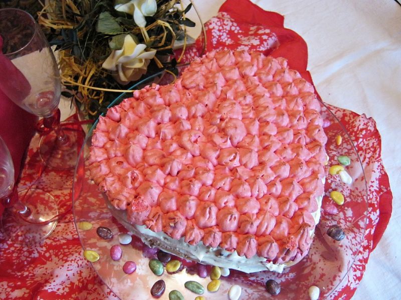 Torcik bezowy z kremem chałwowym i bakaliami