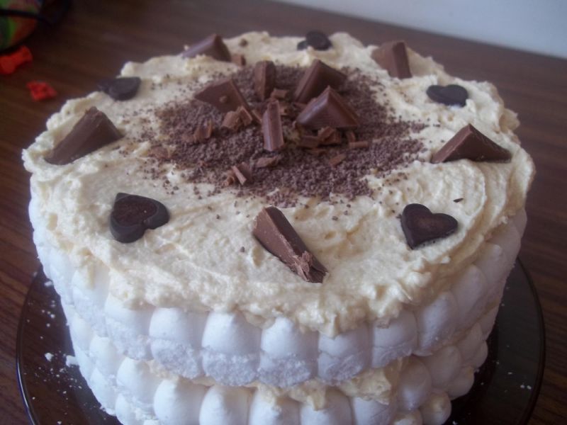 Torcik bezowy z kremem toffi