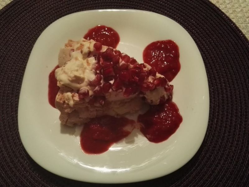 Torcik bezowy z musem truskawkowym